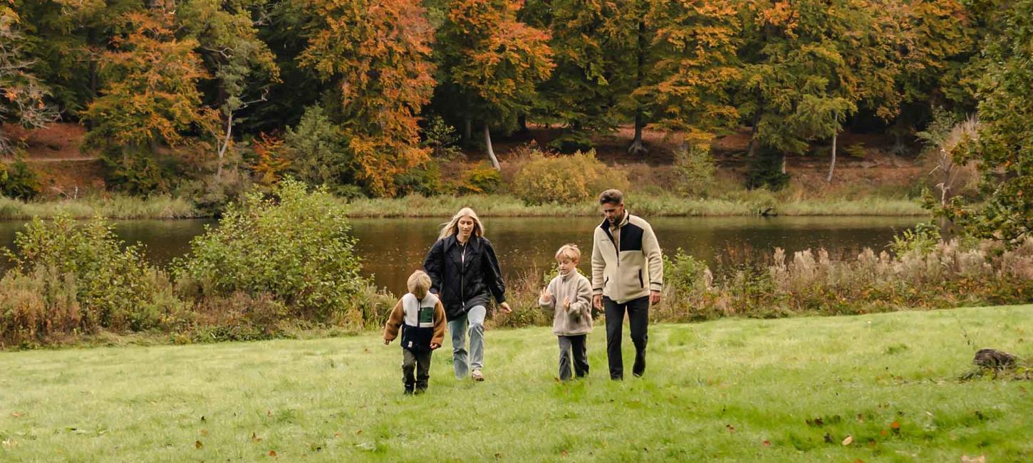 Familie går tur ved Langesø i efteråret